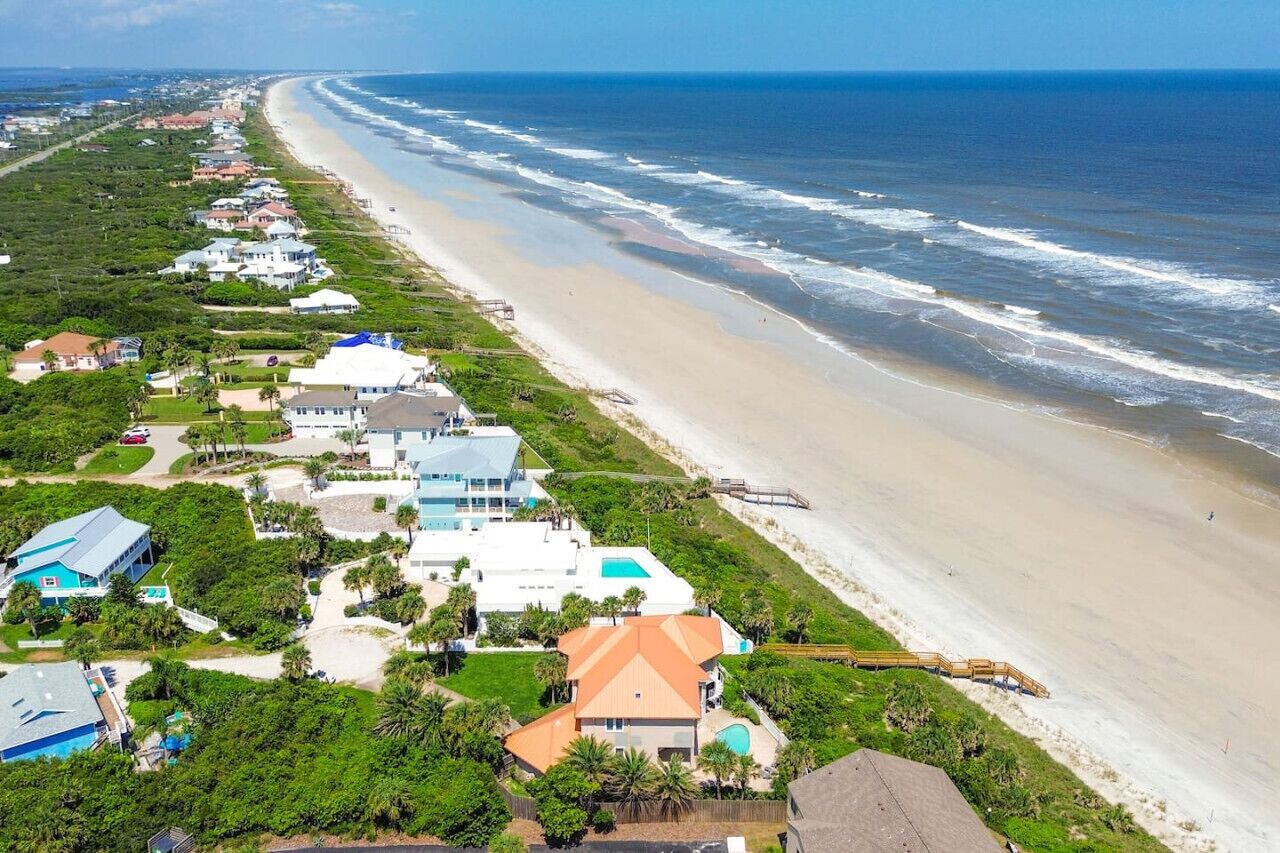 Playa en los alrededores y toallas de playa 