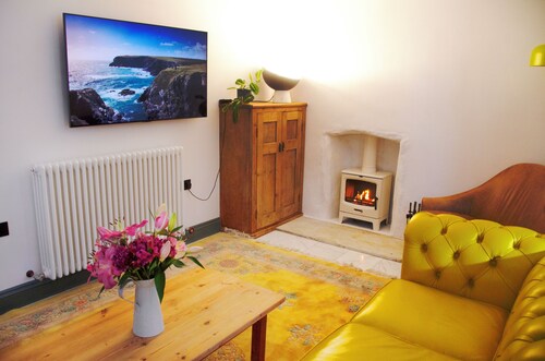Boutique Holiday Let, Large, Light and Stylish, Centrally Located with Sea Views