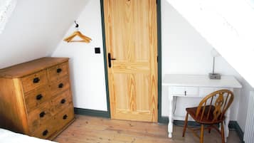 4 bedrooms, desk, iron/ironing board, travel crib