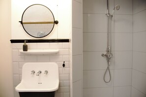 Eco-friendly toiletries, hair dryer, bidet, towels - Boutique Holiday Let, Large, Light and Stylish, Centrally Located with Sea Views (Falmouth)