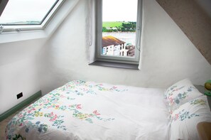 4 chambres, bureau, fer et planche à repasser, lit parapluie