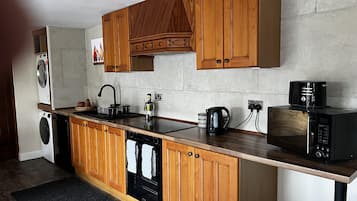 Cabin | Private kitchen | Fridge, microwave, oven, stovetop