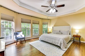 3 bedrooms, desk, Internet, bed sheets - 2 Mi to Lake Norman: Home w/ Deck in Huntersville! (Huntersville)