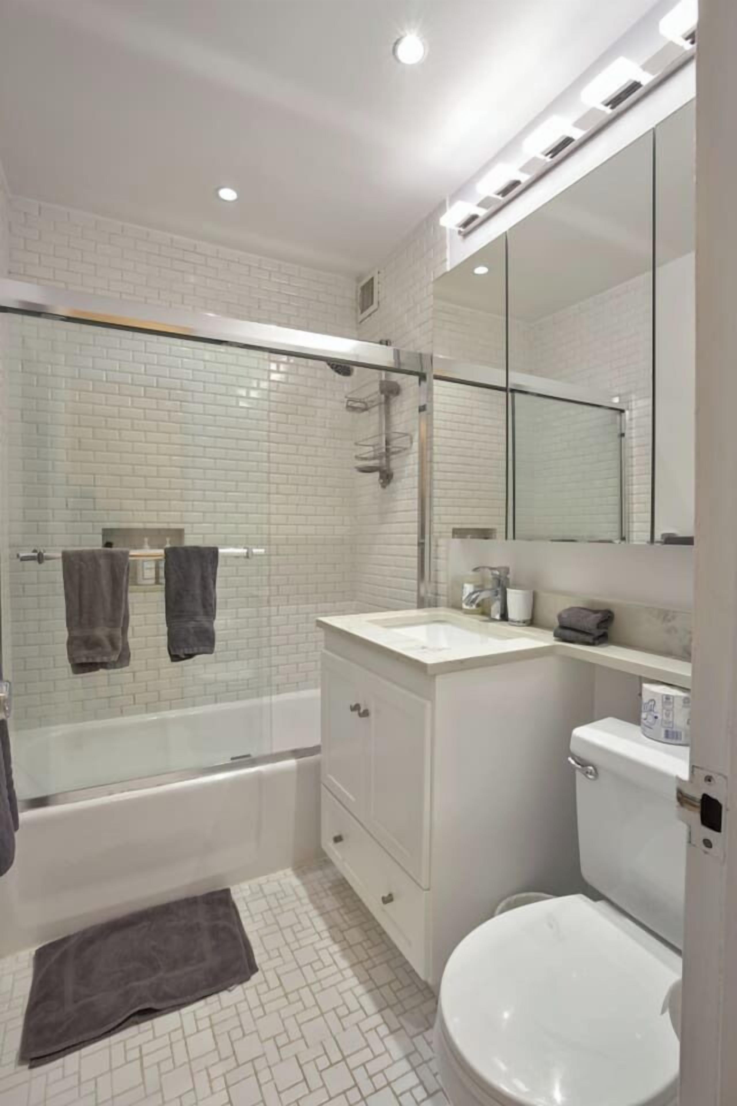 Douche, sèche-cheveux, serviettes fournies