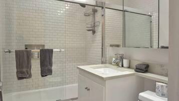 Douche, sèche-cheveux, serviettes fournies