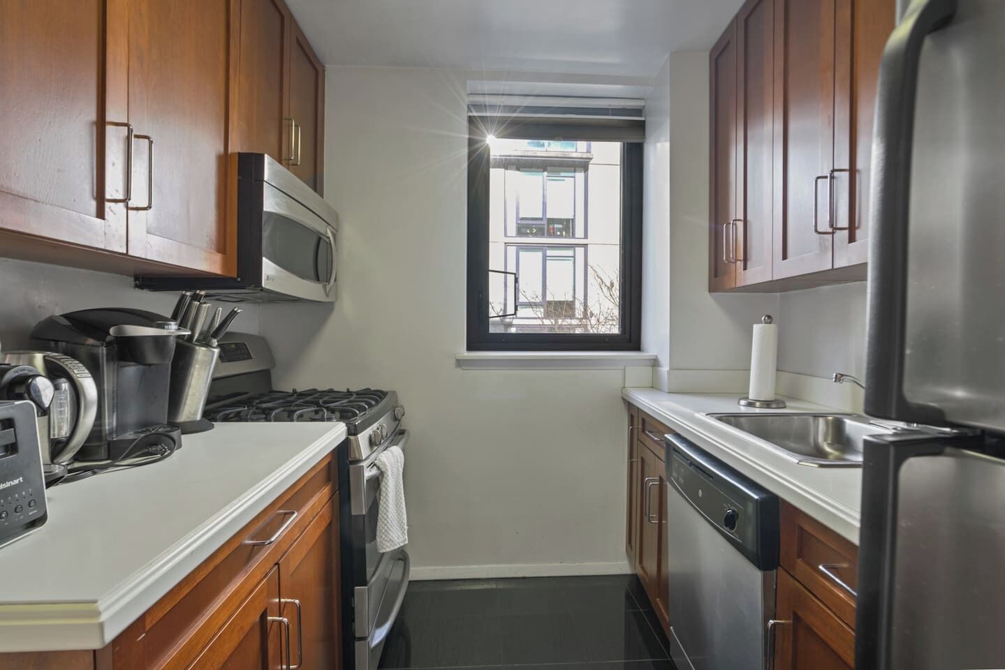 Een koelkast, een microgolfoven, een oven, een kookplaat