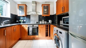 Apartamento | Cozinha privada | Geladeira, micro-ondas, fogão, cooktop