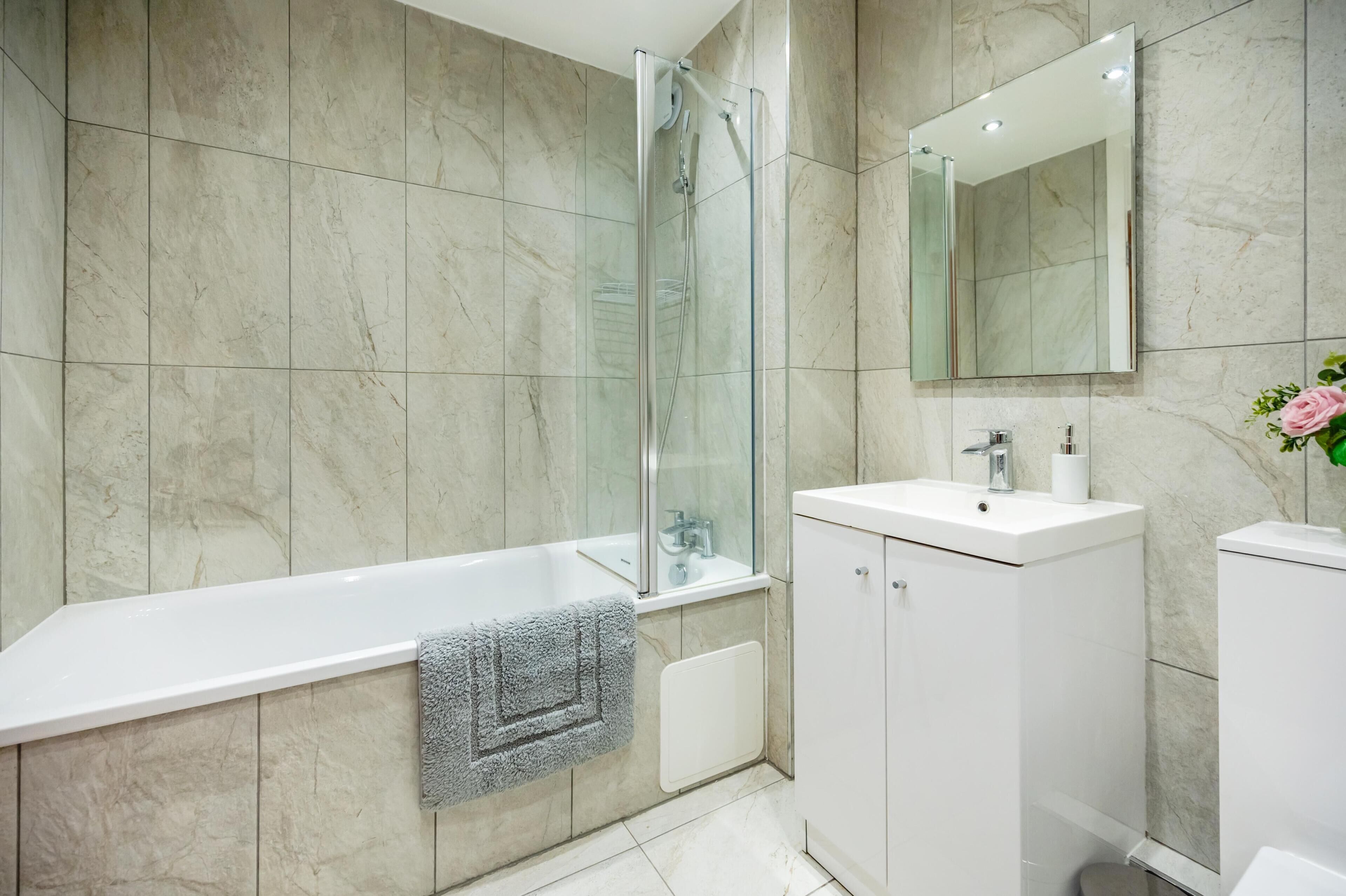 Apartment | Bathroom | Combined shower/bathtub, deep-soaking bathtub, free toiletries