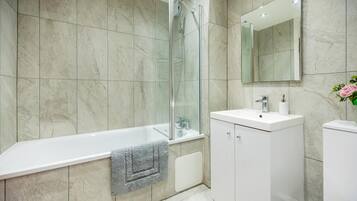 Apartment | Bathroom | Combined shower/bathtub, deep-soaking bathtub, free toiletries