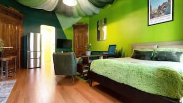 Een strijkplank/strijkijzer, gratis wifi, beddengoed