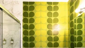 Douche, sèche-cheveux, serviettes fournies