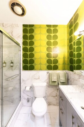 Regadera, secadora de cabello, toallas 