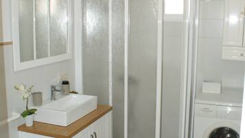 Een douche, een haardroger, handdoeken