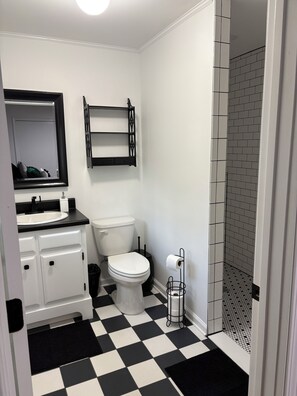 Dusch, hårtork, handdukar och tvål