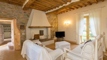 TV, tavolo da ping pong