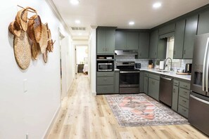 Frigorífico, microondas, horno y placa de cocina