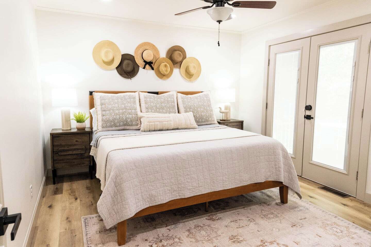 2 間睡房、書桌、熨斗/熨衫板、可攜式嬰兒床