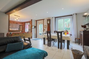 Interior - Holiday Home 'Beautiful Peaceful Green Setting' with Private Garden, Wood Stove, Wi-Fi (Plélo)