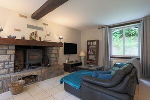 TV, fireplace, ping pong - Holiday Home 'Beautiful Peaceful Green Setting' with Private Garden, Wood Stove, Wi-Fi (Plélo)
