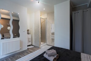 1 habitación, tabla de planchar con plancha, wifi gratis y ropa de cama 