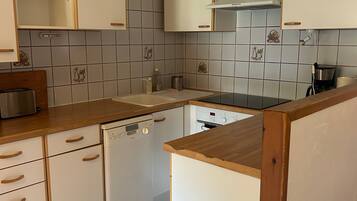 Kaffe-/temaskine, køleskab, mikrobølgeovn, ovn