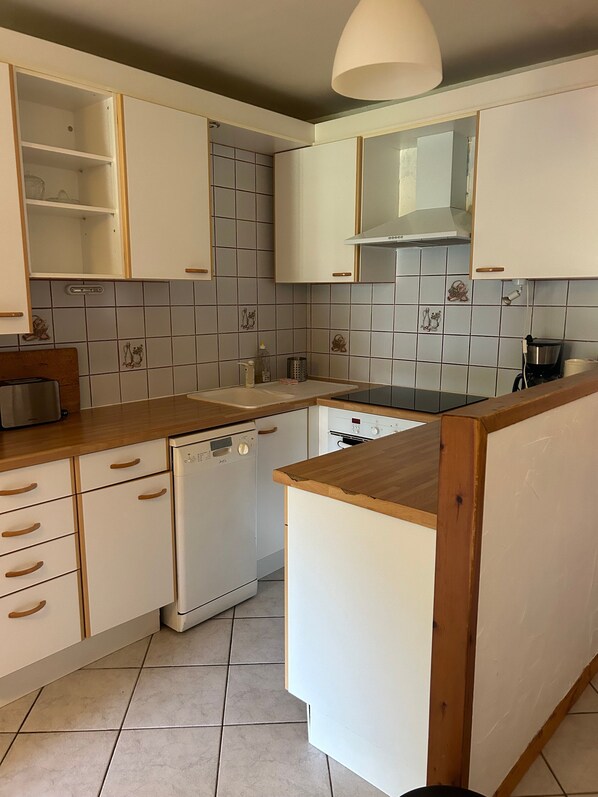 Jääkaappi, mikroaaltouuni, uuni, liesi