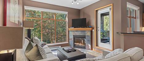 Una Smart TV, una chimenea, videojuegos