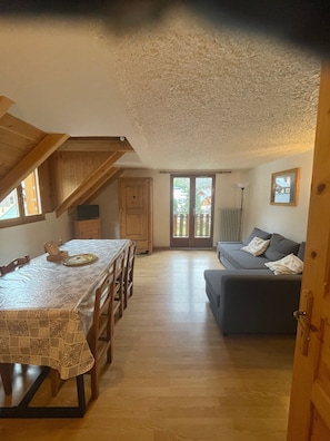 TV - Apartment 'Le Galibier' with Mountain View, Shared Garden and Wi-Fi (Valloire)