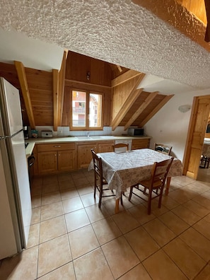 Fridge, microwave, oven, stovetop - Apartment 'Le Galibier' with Mountain View, Shared Garden and Wi-Fi (Valloire)