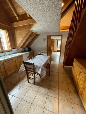 Dining - Apartment 'Le Galibier' with Mountain View, Shared Garden and Wi-Fi (Valloire)