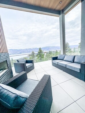 Terrace/patio - New Large Luxury Home with Pool & Views (West Kelowna)