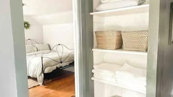 4 bedrooms, WiFi, bed sheets