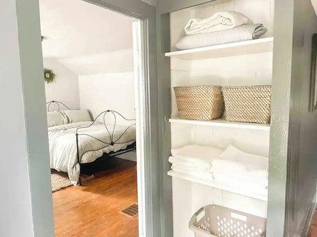 4 bedrooms, WiFi, bed sheets. Charming 4-bedroom 1800's farmhouse with WiFi, AC in serene Cowlesville