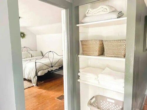 Charming 4-bedroom 1800's farmhouse with WiFi, AC in serene Cowlesville