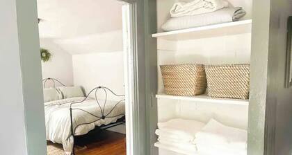 Charming 4-bedroom 1800's farmhouse with WiFi, AC in serene Cowlesville