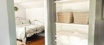 Charming 4-bedroom 1800's farmhouse with WiFi, AC in serene Cowlesville