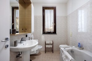 Regadera, secadora de cabello, toallas 