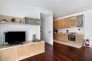 Fridge, microwave, oven, stovetop - Apartment 'Vb Home Brianza' with Private Garden, Wi-Fi and Air Conditioning (Costa Masnaga)