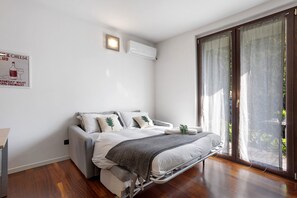 1 habitación, tabla de planchar con plancha, wifi gratis y ropa de cama 