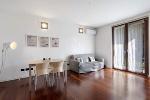 TV - Apartment 'Vb Home Brianza' with Private Garden, Wi-Fi and Air Conditioning (Costa Masnaga)