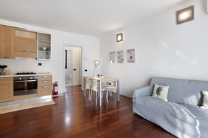 TV - Apartment 'Vb Home Brianza' with Private Garden, Wi-Fi and Air Conditioning (Costa Masnaga)