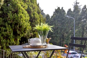 Outdoor dining - Apartment 'Vb Home Brianza' with Private Garden, Wi-Fi and Air Conditioning (Costa Masnaga)