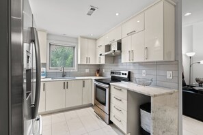 ثلاجة، ميكروويف، فرن، موقد طهي مسطح