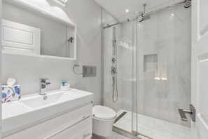 Douche, sèche-cheveux, serviettes fournies