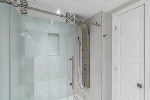 Douche, sèche-cheveux, serviettes fournies