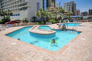 Inomhuspool och utomhuspool