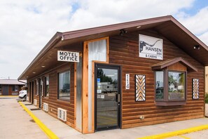 Exterior - 4-Hansen Inn & Cabins, Room, Double Queen, Ground Floor, Dog Friendly, No Smoking (Wall)