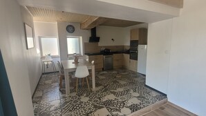 Een keuken met een patroon vloer, houten kastjes en moderne apparaten.