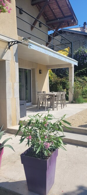 Maison Standard, balcon, vue sur la colline | Terrasse/patio