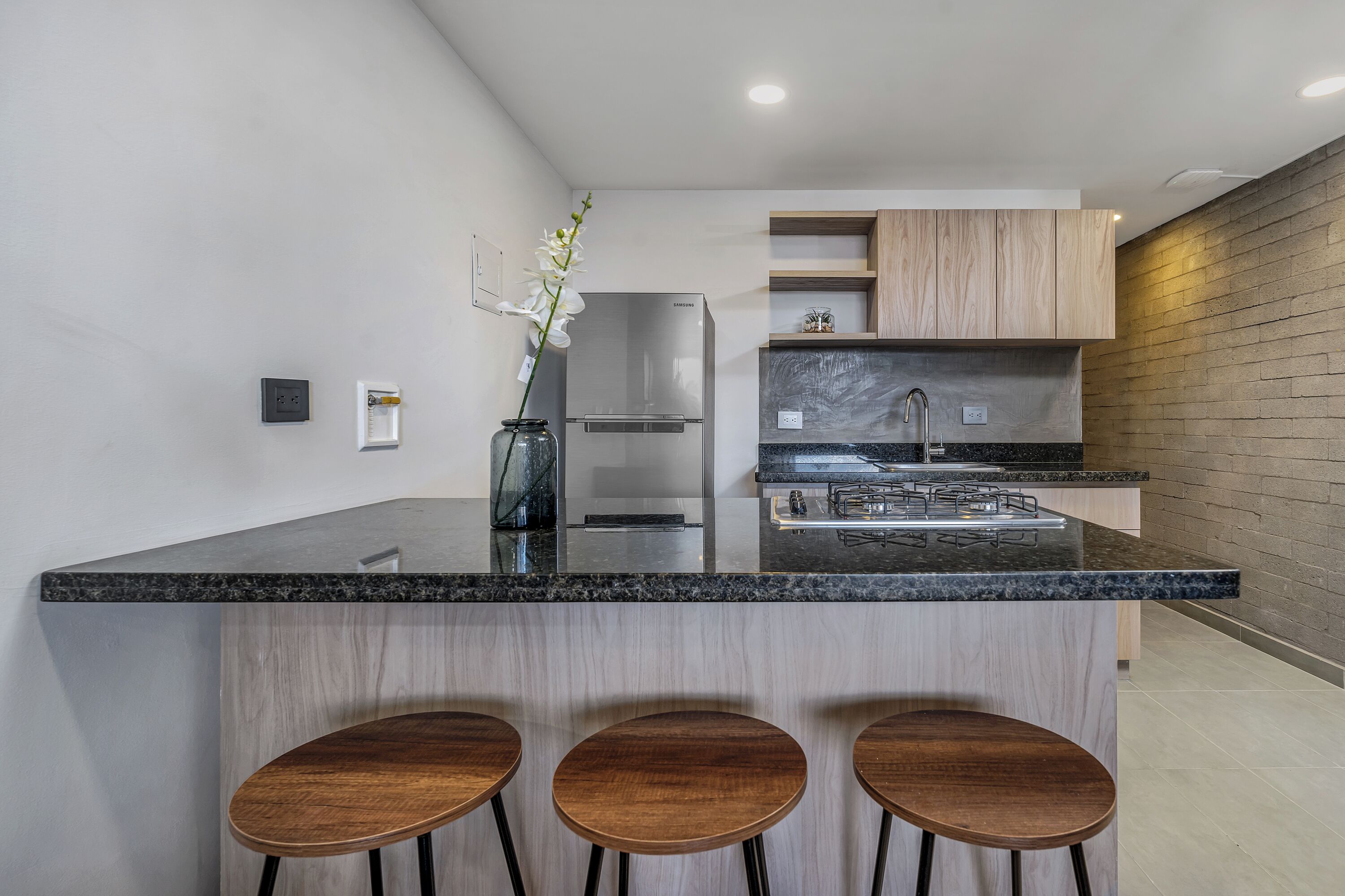 Microondas, placa de cocina, utensilios de cocina